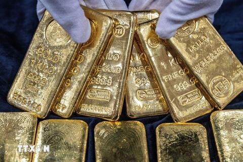 Giá vàng hôm nay 15/10/2025: Vàng lập kỷ lục mới vượt 4.100 USD/ounce