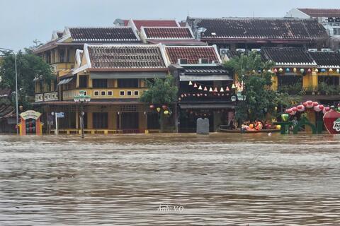 Lũ trên sông Vu Gia - Thu Bồn đang xuống, mưa vẫn tiếp diễn