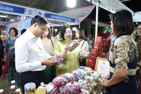 Chính thức khai mạc Hội chợ xúc tiến thương mại cho các hợp tác xã khu vực phía Nam 2025