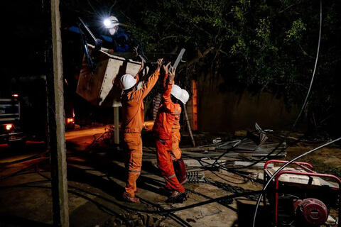 Khôi phục cấp điện cho 98,2% hộ dân miền Trung mất điện do mưa lũ