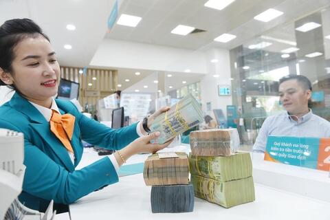 Tín dụng bùng nổ và bài toán giữ ổn định lãi suất