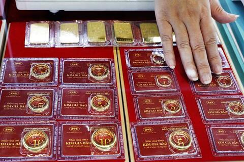 Giá vàng trong nước cộng thêm hàng triệu đồng/lượng