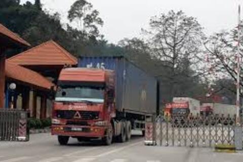 Lạng Sơn: Thông quan 1.794 xe chở hàng xuất nhập khẩu trong ngày 26/01