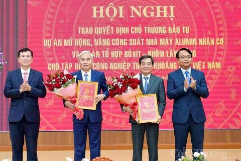 Lâm Đồng: Trao quyết định chủ trương đầu tư mở rộng 2 dự án bô xít - nhôm
