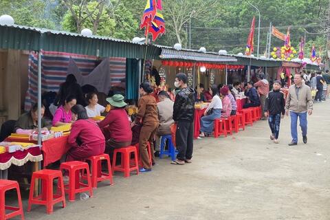 Hàng vạn du khách trẩy hội đầu xuân tại các điểm tâm linh xứ Thanh