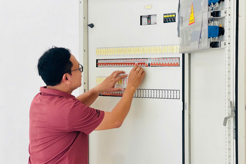 Ứng phó nắng nóng, bà con chủ động tiết kiệm điện