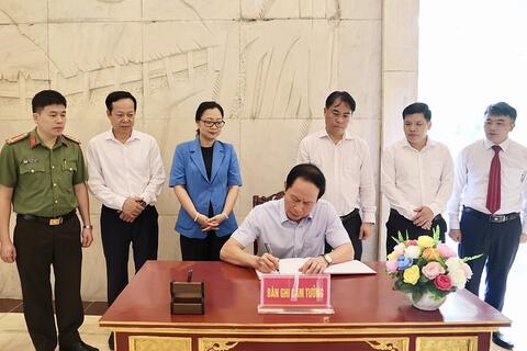 Phó Thủ tướng Lê Tiến Châu dâng hương tưởng nhớ Chủ tịch Hồ Chí Minh
