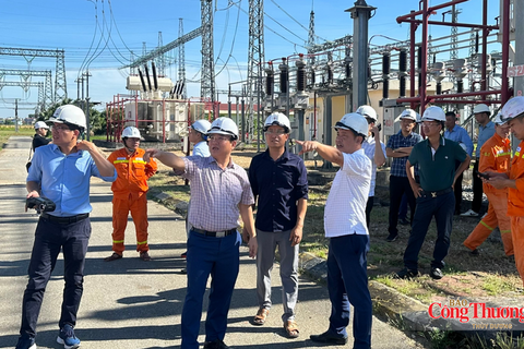 Giữ dòng điện mùa nắng nóng: Người truyền tải điện bám lưới 24/24 giờ