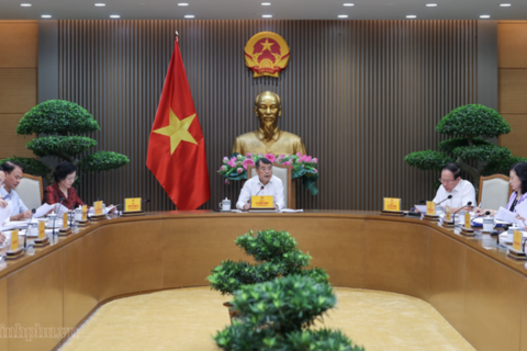 Thủ tướng: Kiểm soát chặt chẽ giá thành từ gốc với thuốc, thiết bị y tế; cương quyết loại bỏ mọi chi phí trung gian