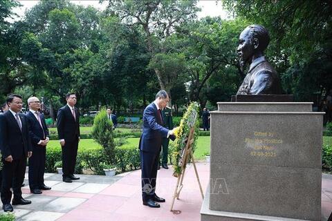 Thủ tướng Lê Minh Hưng dâng hương tại tượng Bác Hồ ở New Delhi