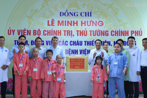 Thủ tướng trao quà của Tổng Bí thư, Chủ tịch nước Tô Lâm tặng các bệnh nhi ung thư
