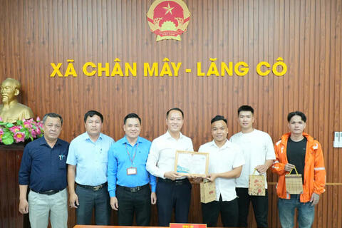 Thành phố Huế: Ba người trẻ lan tỏa việc tử tế 'Sạch đường Sạch làng'