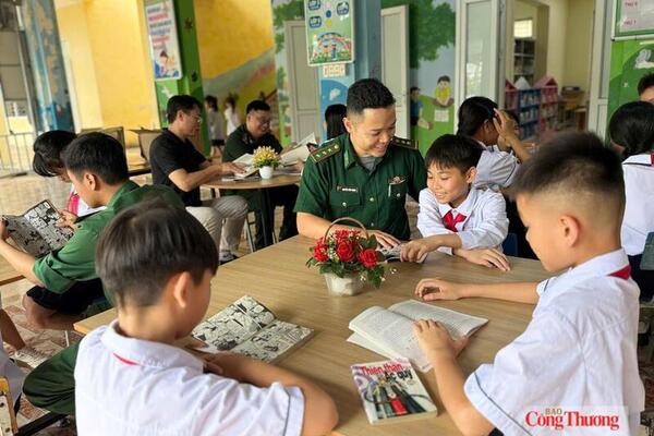 Tủ sách biên phòng gieo mầm văn hóa đọc cho học sinh vùng biên