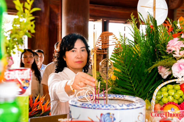 Đoàn công tác Bộ Công Thương dâng hương tưởng niệm tại Khu di tích Kim Liên
