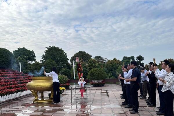 Bộ Công Thương dâng hương tưởng niệm các Anh hùng - Liệt sĩ tại TP. Hồ Chí Minh