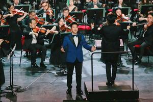 NSND Quốc Hưng hát "Việt Nam Quê Hương Tôi" cùng dàn nhạc giao hưởng Hà Nội và Kazakhstan