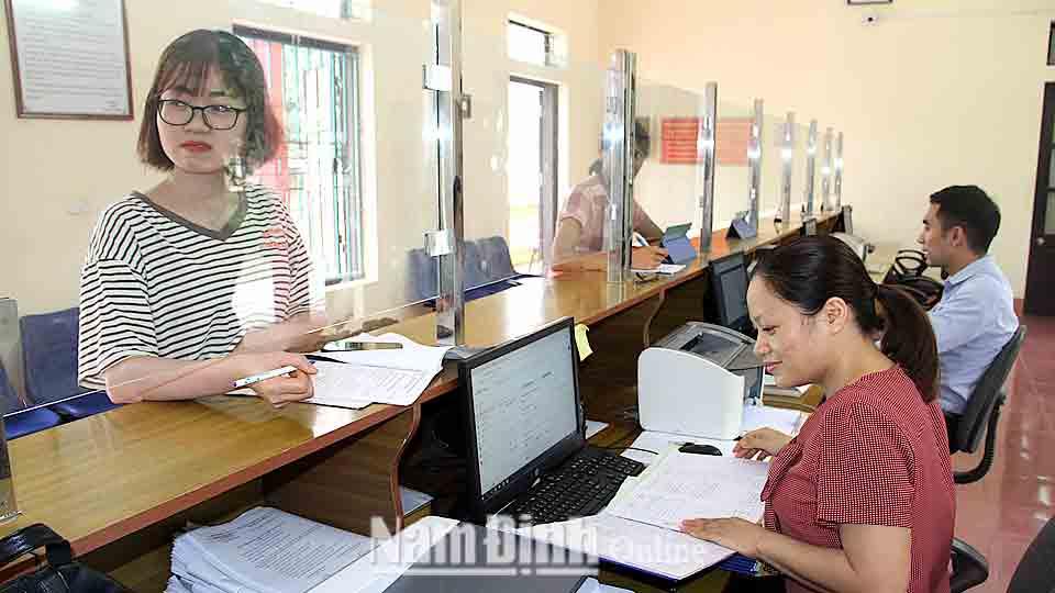 Cán bộ Phòng Tư pháp huyện Nam Trực tra cứu dữ liệu về hộ tịch trên Phần mềm hộ tịch dùng chung của Bộ Tư pháp.