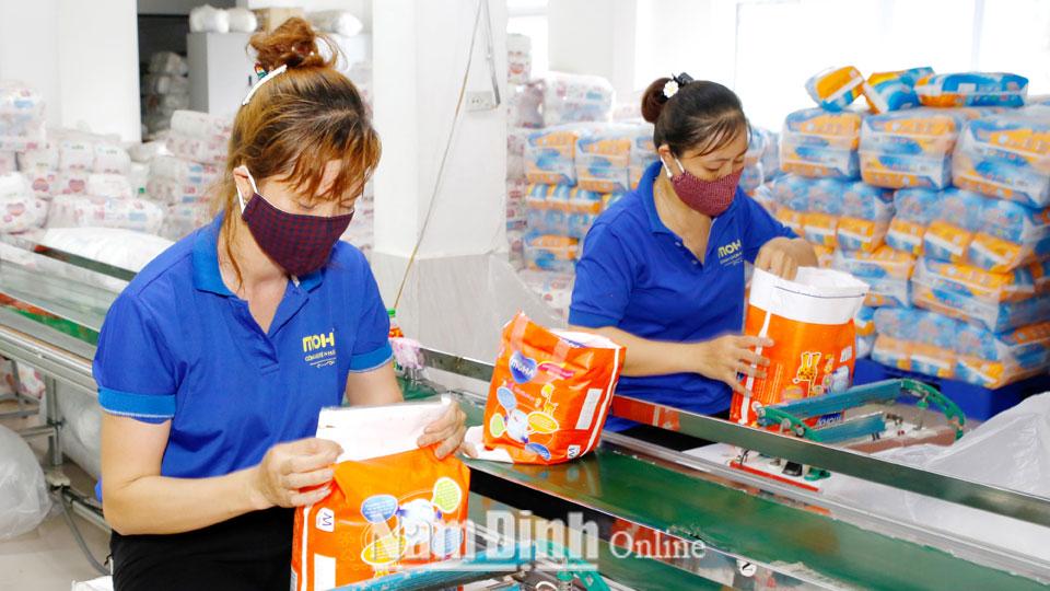 Công ty Cổ phần Thương mại Chiềng Mai, xã Mỹ Phúc, tạo việc làm ổn định cho nhiều phụ nữ.