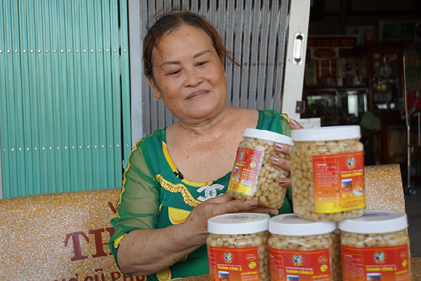 Cô Cưng bên sản phẩm dưa kiệu của mình.