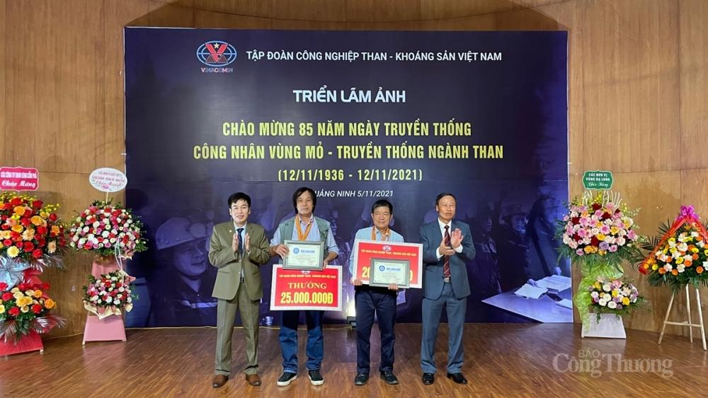 Ban Tổ chức trao giải vàng cho các tác giả