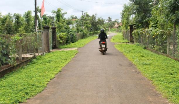 Người dân Đăk Lăk đồng lòng, hiến đất, tiền, ngày công lao động để làm đường nông thôn mới. Ảnh: Quang Yên.