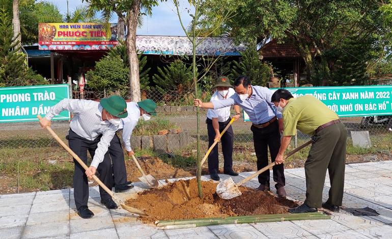 Lãnh đạo huyện Đạ Tẻh tham gia trồng cây sau lễ phát động