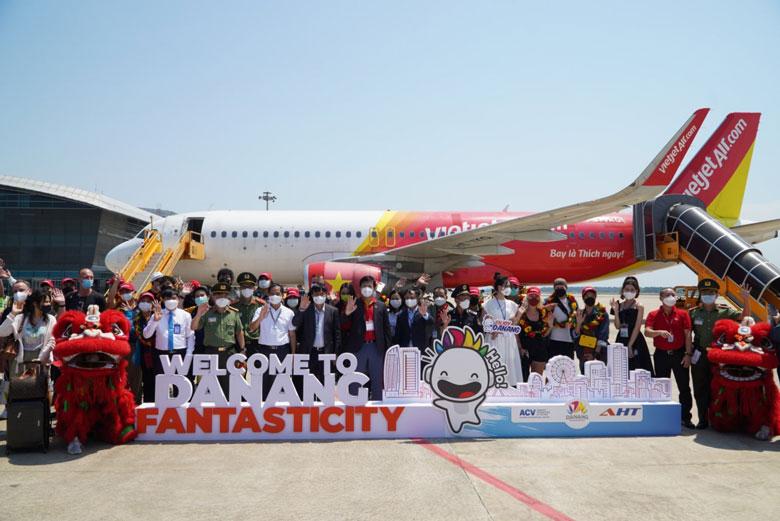 Đại diện lãnh đạo TP Đà Nẵng và Vietjet chào mừng chuyến bay quốc tế đầu tiên đến Đà Nẵng