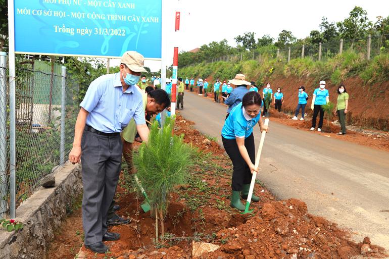 Đại diện Hội Liên hiệp Phụ nữ TP Bảo Lộc và Hạt Kiểm lâm thành phố cùng lãnh đạo địa phương trồng cây khởi động cho chương trình trồng cây xanh trên địa bàn thành phố năm 2022