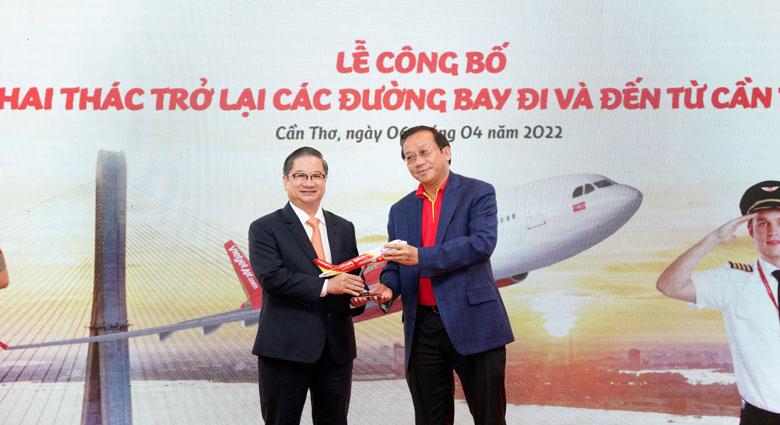 Phó Tổng giám đốc Vietjet Đỗ Xuân Quang và Chủ tịch UBND TP Cần Thơ Trần Việt Trường (bên trái) tại buổi lễ