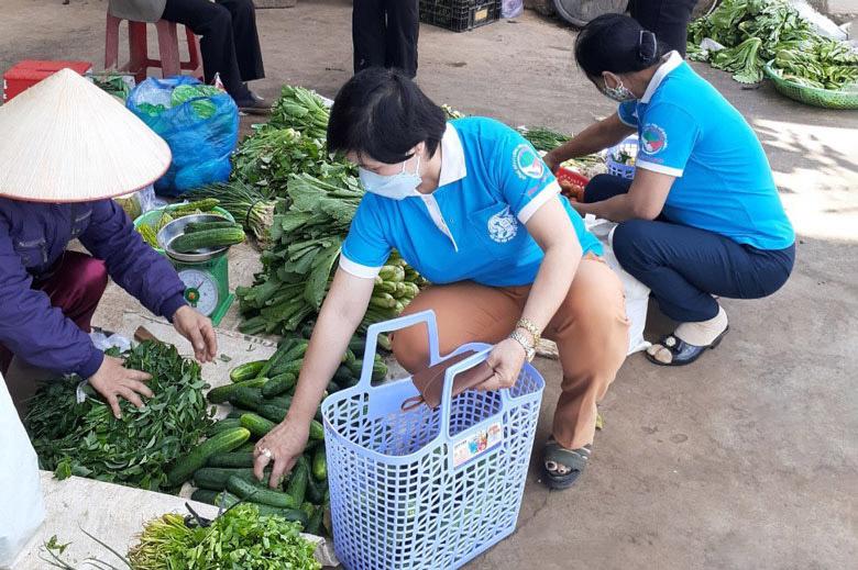 Phụ nữ xã Nam Hà dùng giỏ nhựa đi chợ để hạn chế túi ni lông thải ra môi trường