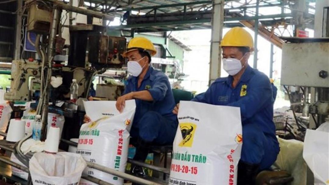 Giá các loại phân bón liên tục tăng cao do hầu hết nguyên liệu phải nhập khẩu với giá tăng mạnh. Ảnh minh họa: TTXVN