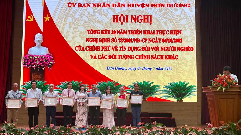 Bà Nguyễn Thị Huệ - Phó Giám đốc NHCSXH tỉnh Lâm Đồng trao giấy khen của Tổng Giám đốc NHCSXH Việt Nam cho các tập thể và cá nhân