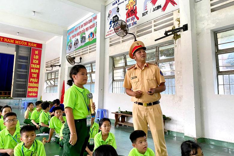 Các em học sinh trả lời câu hỏi trong buổi tuyên truyền pháp luật về an toàn giao thông.