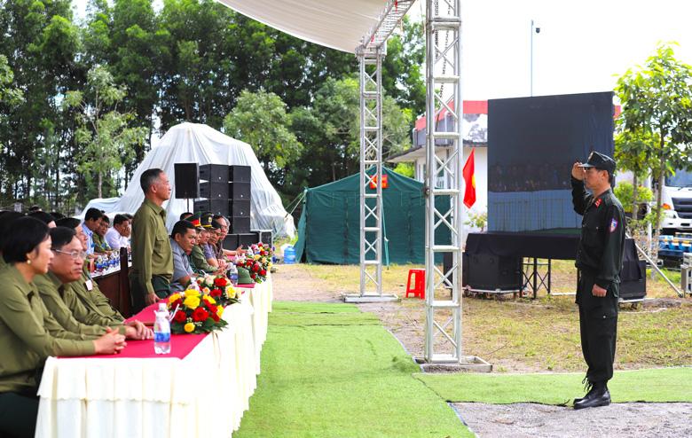 Đại tá Nguyễn Quang Thống - Phó Giám đốc Công an tỉnh Lâm Đồng báo cáo sẵn sàng phương án diễn tập tới đồng chí Trần Văn Hiệp - Chủ tịch UBND tỉnh Lâm Đồng