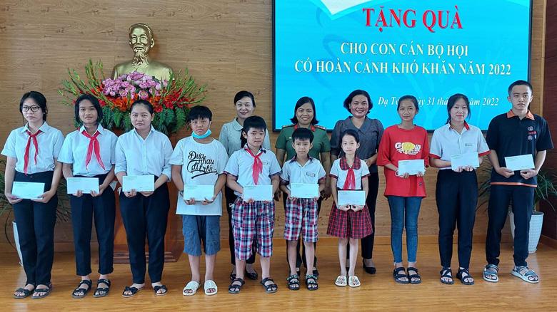 Hội Liên hiệp Phụ nữ huyện Đạ Tẻh tặng quà cho con em cán bộ Hội