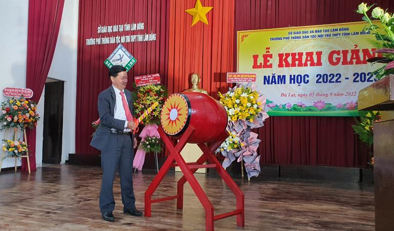 Đồng chí Trần Đức Quận - Ủy viên Ban Chấp hành Trung ương Đảng, Bí thư Tỉnh ủy, Chủ tịch HĐND tỉnh Lâm Đồng đánh trống khai giảng năm học mới tại Trường DTNT THPT tỉnh. Ảnh: Văn Báu
