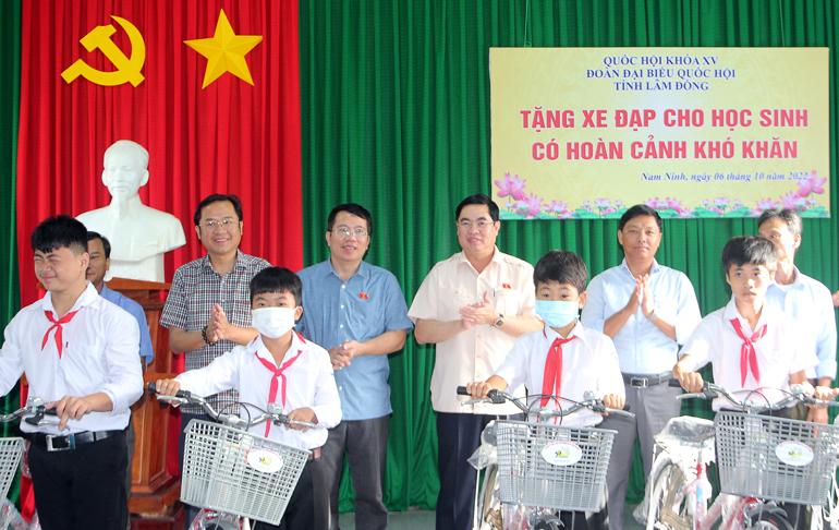 Các vị ĐBQH trao tặng xe đạp cho học sinh có hoàn cảnh khó khăn ở Trường THCS Nam Ninh