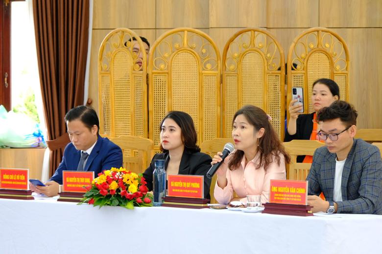 Ban giám khảo đặt câu hỏi cho các thí sinh