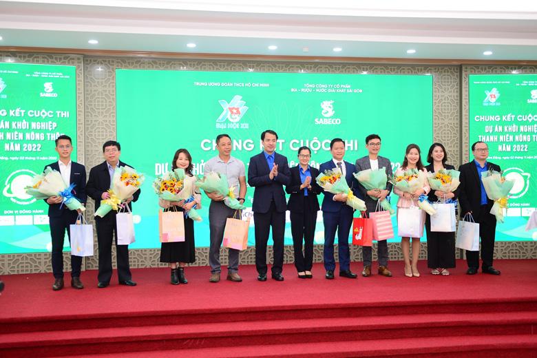 Ban tổ chức cuộc thi tặng hoa cho Ban giám khảo