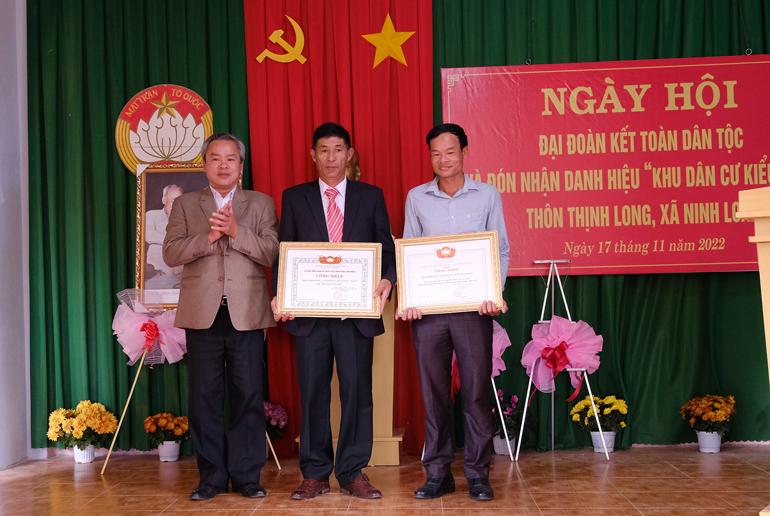 Đồng chí Đường Anh Ngữ trao quyết định công nhận Khu dân cư kiểu mẫu và tặng Bằng khen của Uỷ ban MTTQ Việt Nam tỉnh cho Ban nhân dân thôn Thịnh Long