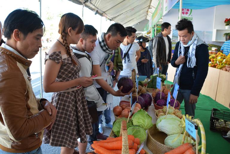 Phiên chợ rau hoa Đà Lạt trong dịp Festival Hoa Đà Lạt lần trước