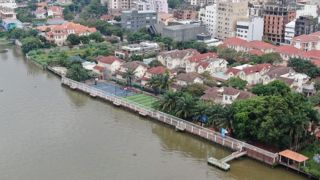 Một vị trí được các chủ đầu tư tận dụng làm hồ bơi, sân chơi thể thao và nhiều công trình phụ sát bờ sông