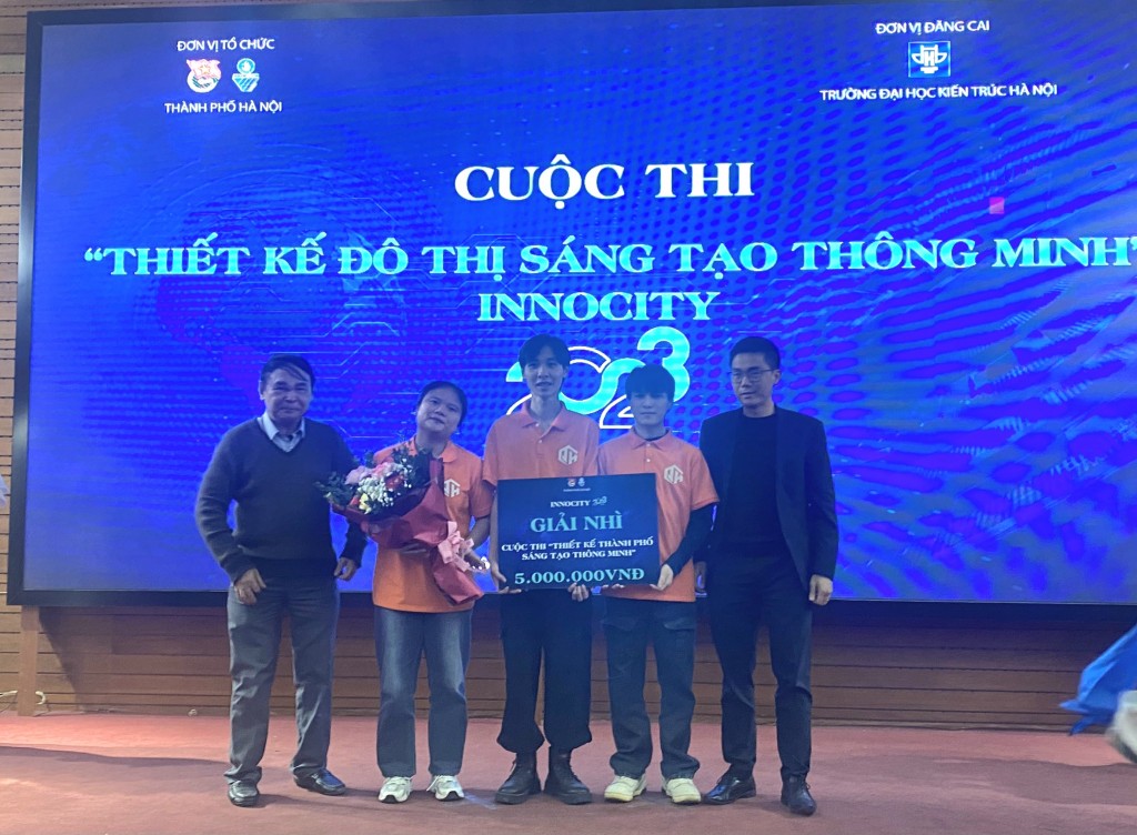 Đội 7 với đề tài “Tổ chức không gian kiến trúc cảnh quan trạm xe đạp công cộng thông minh” đạt giải Nhì