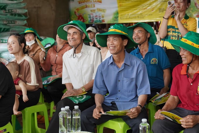 Bà con nông dân hưởng ứng Chương trình 'Mùa vàng thắng lớn' nhiệt tình trong suốt thời gian vừa qua.