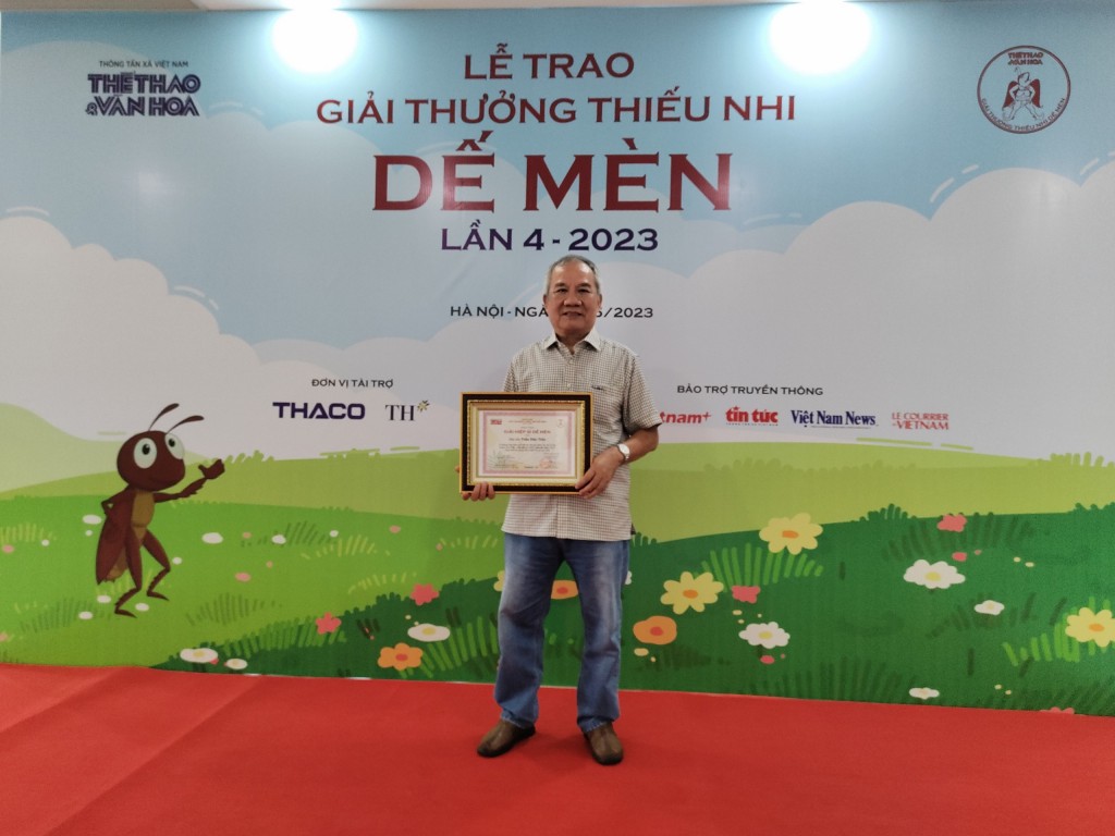 Nhà văn Trần Đức Tiến nhận giải Hiệp Sĩ Dế Mèn
