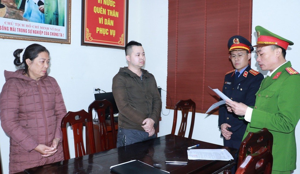 thi hành lệnh bắt bị can để tạm giam đối với Hồ Văn Mạnh và Trần Thị Ngọc