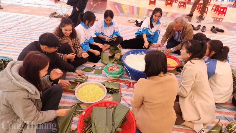 Huyện biên giới Nậm Pồ gói 10.000 bánh chưng xanh tặng hộ nghèo đón Tết