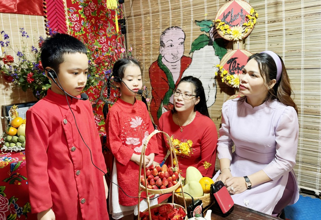 Cô trò Tiểu học Văn Yên diện áo dài đi hội chợ xuân