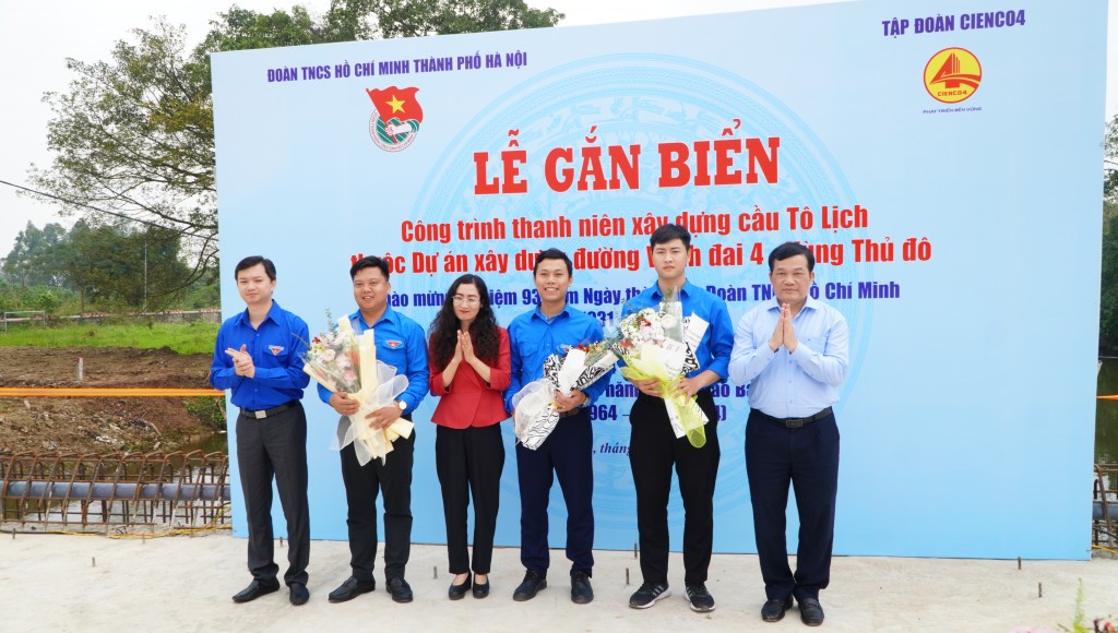 Gắn biển công trình thanh niên xây dựng cầu Tô Lịch