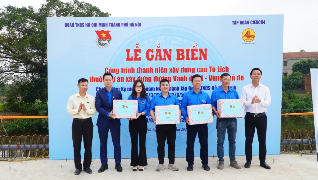 Gắn biển công trình thanh niên xây dựng cầu Tô Lịch